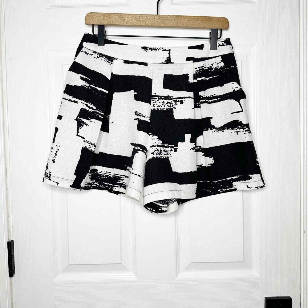 MAAC London Shorts Women Small White Black EUC Abstract Print Pole MA17504